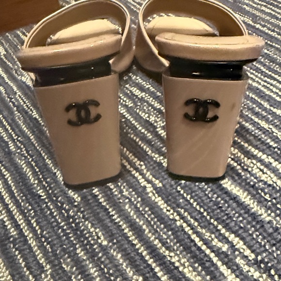 CHANEL Blush Pink Patent Leather Slide Mules - Picture 3 of 9